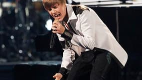 L'adolescent canadien Justin Bieber a raflé dimanche quatre récompenses, dont celle de l'artiste de l'année, lors de la cérémonie des American Music Awards. /Photo prise le 21 novembre 2010/REUTERS/Mario Anzuoni