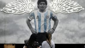 Une fresque murale dépeint l'icône du foot argentin Diego Maradona sur une façade d'un restaurant de Buenos Aires, le 4 novembre 2021 