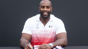 Teddy Riner, dans la tenue officielle de l'équipe de France olympique, lors des Jeux de Paris à l'été 2024.