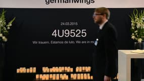 Un panneau rend hommage au vol Germanwings à Hambourg en Allemagne, avec le numéro du vol et la mention "Nous sommes en deuil" le 29 avril 2015.