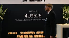 Un panneau rend hommage au vol Germanwings à Hambourg en Allemagne, avec le numéro du vol et la mention "Nous sommes en deuil" le 29 avril 2015.