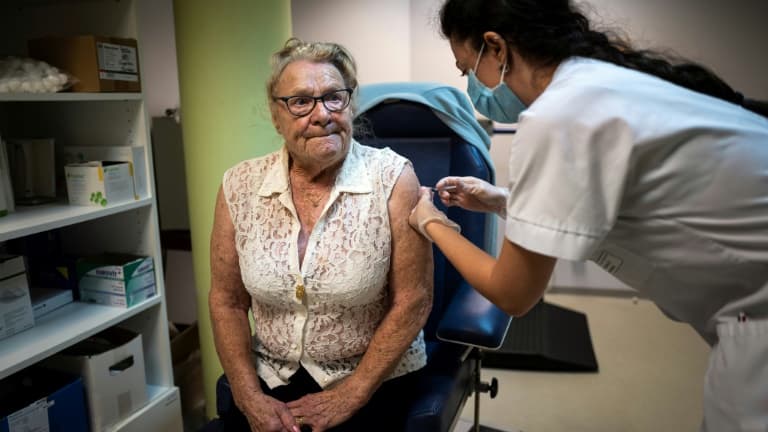 Camille Belo, infirmière dans l'Ehpad des Caselles à Bozouls dans l'Aveyron vaccine Emilienne Doutart, une résidente de 88 ans, contre la grippe saisonnière, le 14 octobre 2020