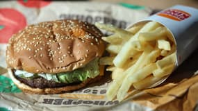 Un hamburger et des frites dans un restaurant Burger King, le 5 avril 2022 en Californie (États-Unis).