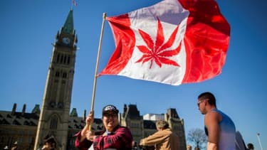 Une feuille de cannabis sur un drapeau canadien lors d'un rassemblement devant le Parlement, le 20 avril 2018 à Ottawa