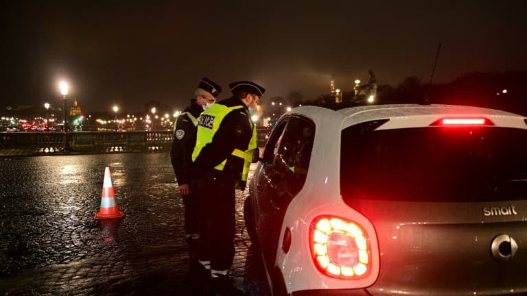 Contrôle de police sur la Place de la Concorde à Paris samedi soir, pendant le couvre-feu élargi à 18H