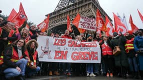 Des salariés de la tour Eiffel en grève, le 22 février 2024