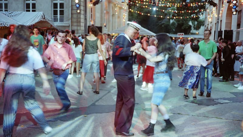 Le bal des pompiers c'est une fois par an seulement, pour le reste de l'année, les célibataires peuvent compter sur Happn et Tinder.