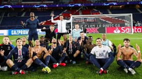Les joueurs du PSG chambrent Erling Haaland en reprenant sa célébration après leur succès face à Dormtund, le 11 mars 2020 en 8e de finale retour de Ligue des champions