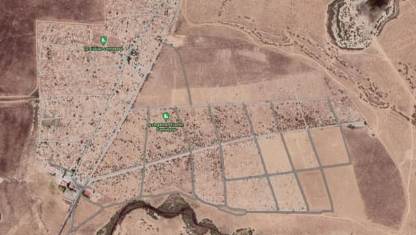 Vue satellite du carré musulman d'un cimetière d'Ashgabat, où des centaines de nouvelles tombes ont été creusées en l'espace de quelques semaines 