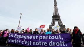 Plusieurs milliers de femmes et d'hommes ont manifesté samedi à Paris et dans plusieurs villes de France pour défendre le droit "fondamental" à l'avortement .