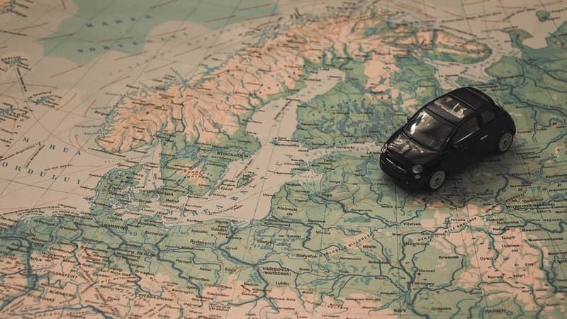 Une réplique de voiture sur une carte de l'Europe (photo d'illustration).