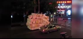 Chine : Un véhicule surchargé de marchandises