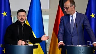 Le chancelier allemand Friedrich Merz et le président ukrainien Volodymyr Zelensky donnent une conférence de presse à Berlin le 14 avril 2026.