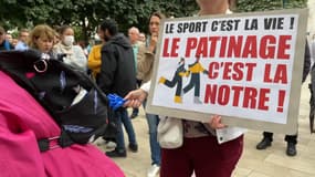 Des habitants protestent contre la fermeture de la patinoire de Colombes.