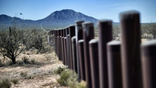 Des barres métalliques dans le désert d'Altar à la frontière entre le Mexique et les Etats-Unis, le 25 mars 2017