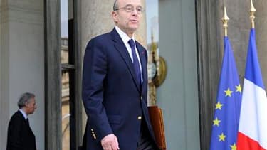 Alain Juppé se rend ce jeudi à New York pour tenter d'arracher le vote d'une résolution du Conseil de sécurité des Nations unies sur la Libye qui permettrait d'arrêter l'offensive de Mouammar Kadhafi. /Photo prise le 16 mars 2011/REUTERS/Gonzalo Fuentes