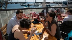 Une terrasse de café sur l'île française de Belle-Ile-en-Mer, en Bretagne, le 19 mai 2021 (illustration). 