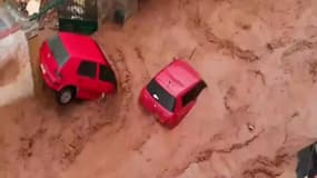 En Grèce, des torrents de boue déferlent dans les rues près d'Athènes