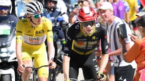 Jonas Vingegaard et Tadej Pogacar pendant la montée du Mont Ventoux sur le Tour de France, le 22 juillet 2025