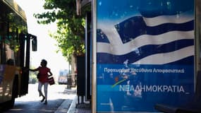 Affiche électorale dans une rue d'Athènes. Le résultat des élections législatives de dimanche en Grèce, qui pourrait décider de l'avenir du pays dans la zone euro, s'annonce très serré entre les conservateurs de Nouvelle Démocratie (ND) et la Coalition de