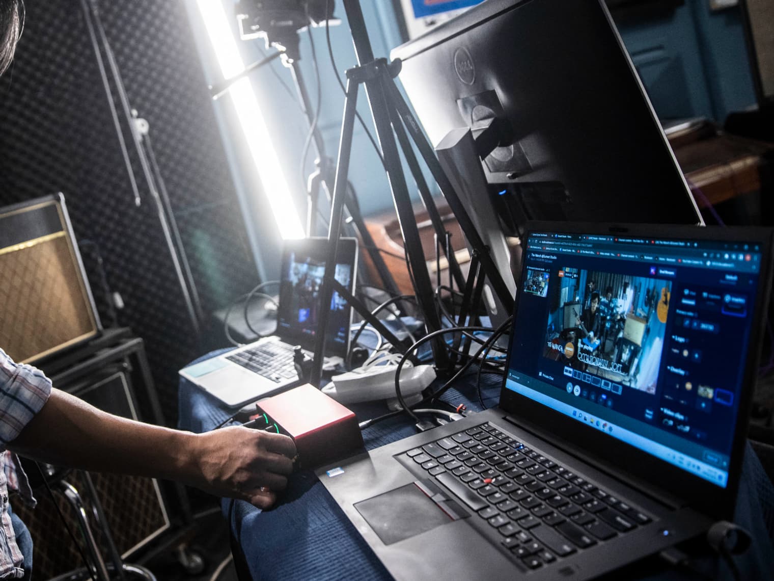 Fausses chansons, énormes gains: une incroyable arnaque sur les plateformes  de streaming