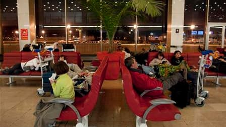 Les trois aéroports parisiens et ceux du nord de la France resteront fermés jusqu'à lundi 8h00 en raison du nuage de cendres volcaniques venu d'Islande. /Photo prise le 16 avril 2010/REUTERS/Gonzalo Fuentes