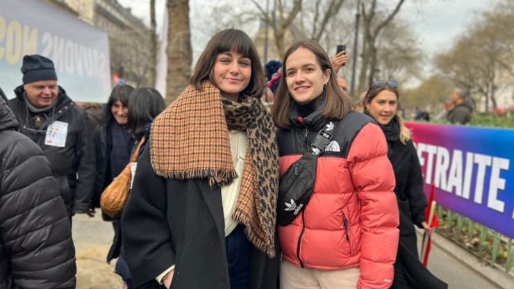 Louise (à droite), 24 ans, manifestante contre la réforme des retraites le 11 février 2023