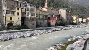 Le village de Fontan (Alpes-Maritimes) traversé par la Roya. 