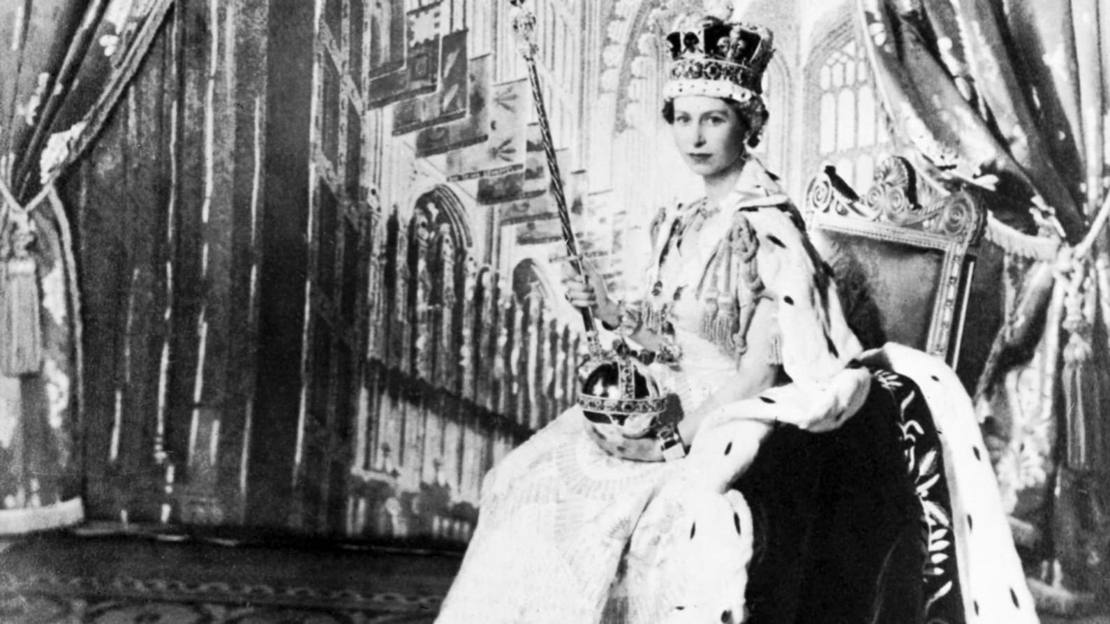 Elizabeth II munie du sceptre lors de son sacre en 1952. 