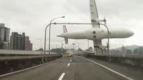 L'avion, qui transportait 58 personnes, est tombé dans une rivière de Taipei, la capitale taïwanaise. 