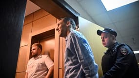 Le Français Laurent Vinatier escorté avant l'audience au tribunal de Zamoskvoretsky, à Moscou, le 14 octobre 2024