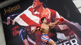 Une statue taille réelle de Rocky Balboa, le personnage créé par Sylvester Stallone, exposée à Beverly Hills en novembre 2021