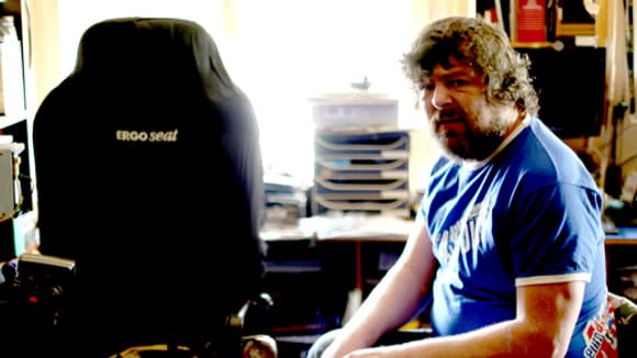 Jean-Christophe, dans son salon, où il aime bricoler. Jean-Christophe, dans son salon, où il aime bricoler.