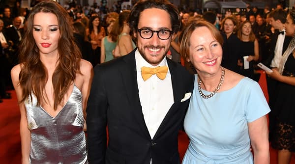 Thomas Hollande a grimpé les marches du palais des festivals à Cannes, le samedi 27 mai, aux bras de sa compagne, la journaliste Emilie Broussouloux et de sa mère Ségolène Royal.