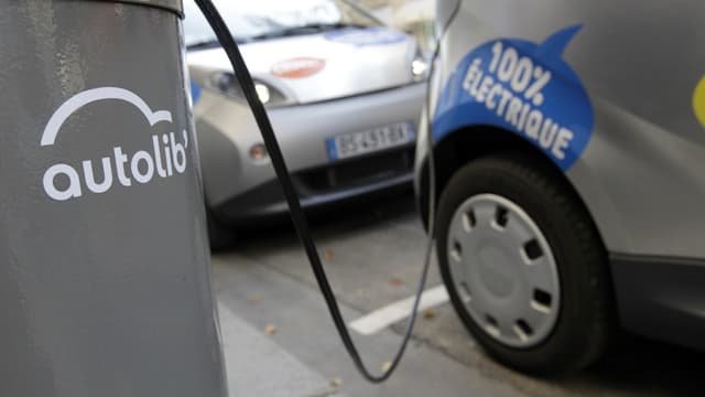 Une borne Autolib' à Paris.