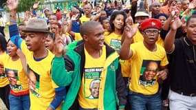 DEs particsants de l'ANC affichent à la fois des portraits de Zuma et d'autres de Mandela.