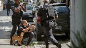 La police brésilienne affronte des gangs criminels dans le bidonville de la Cité de Dieu, à Rio de Janeiro, le 1er févtier 2018