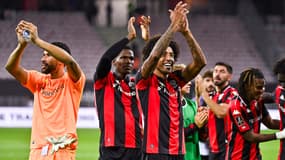 Les Niçois célèbrent leur victoire contre l'OL avec leurs supporters, le 18 octobre 2025.