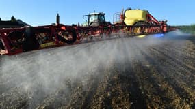 Un agriculteur pulvérise du glyphosate dans un champ devant accueillir du maïs, le 11 mai 2018 dans le Nord de la France.