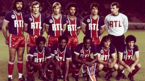 L'équipe du PSG avec le maillot Hechter en 1976