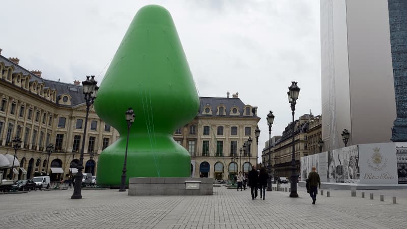 Le controversé "Tree" ou "arbre" de l'artiste McCarthy érigé sur la place Vendôme ne fait pas l'unanimité