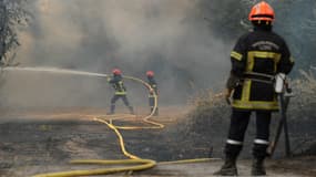 Des pompiers interviennent à Aix-en-Provence. 
