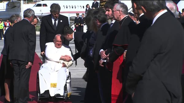 Le pape salue le ministre de l'Intérieur Gérald Darmanin venu l'accueillir à son arrivée à Marseille, le 22 septembre 2023