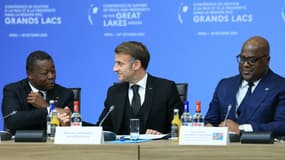 Le président du Conseil des ministres du Togo Faure Gnassingbé, et le président français Emmanuel Macron serrent la main du président de la République démocratique du Congo, Félix Tshisekedi, à Paris le 30 octobre 2025.