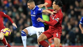 Richarlison au duel avec Virgil van Dijk en 2018
