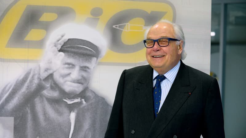 Bruno Bich devant la photo de son père, Michel Bich.