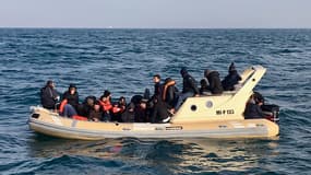 Une embarcation de migrants, tentant de rejoindre les côtes britanniques, secourue dans la Manche. 