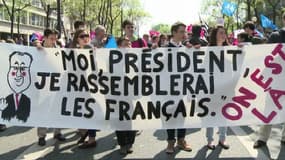 Une banderole dans le cortège parisien, dimanche 21 avril.