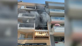 Un incendie au balcon d'un appartement rue Jean-Monnet à Mandelieu-la-Napoule (Alpes-Maritimes), le samedi 3 août 2024.