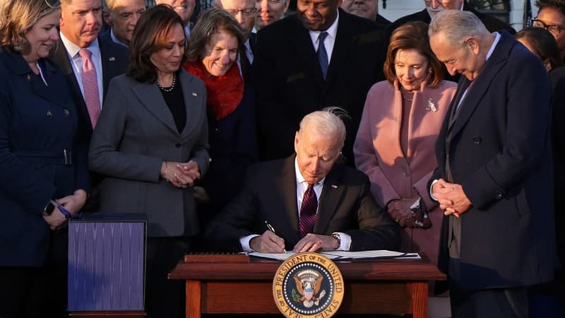 Le président américain Joe Biden signant sa grande loi d'infrastructures lors d'une cérémonie dans les jardins de la Maison Blanche le 15 novembre 2021 à Washington DC.